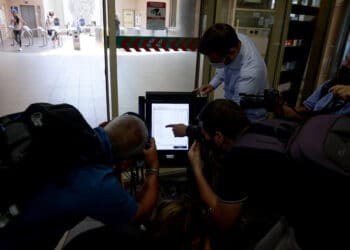 Показаха в метрото как да гласуваме с новите машини (СНИМКИ)