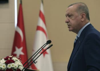 Приземиха спешно хеликоптера на Ердоган