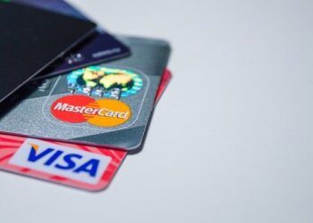 Деца изтеглиха над 5000 лв. от чужда карта