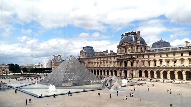 Bonjour! 40 000 замъка във Франция, a французинът пие 60 л. вино 2 paris france 1559208 640