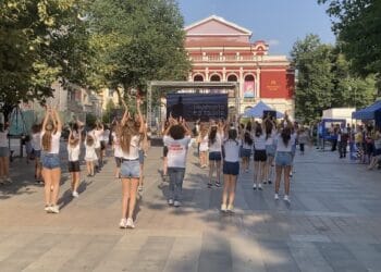 Младежи учиха възрастни хора как да “сърфират”