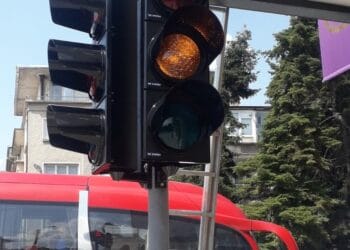 Ловеч възстанови разрушен светофар на важно кръстовище