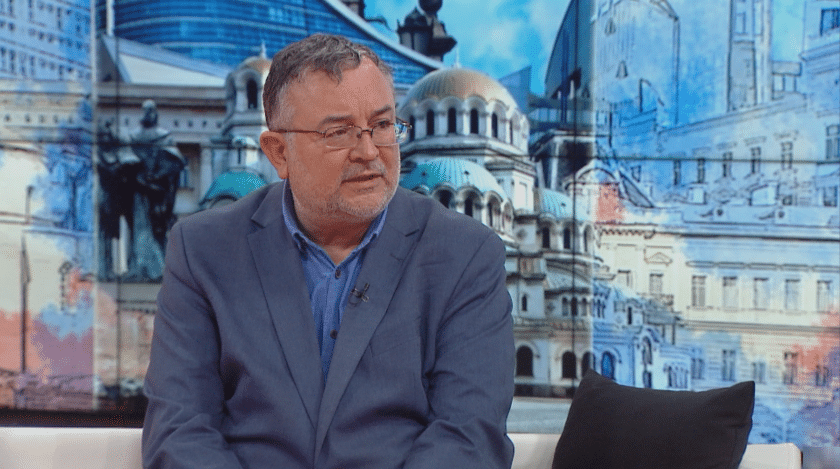 Чавдар Ботев: Трябва да се изчака ваксинацията на всички ученици 1 Експертът смята, че от третата доза ваксина има смисъл.