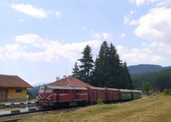 Туристическият влак по теснолинейката пътува още две съботи