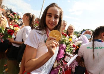 Бургас посреща Стефани Кирякова, раздава картички за автограф