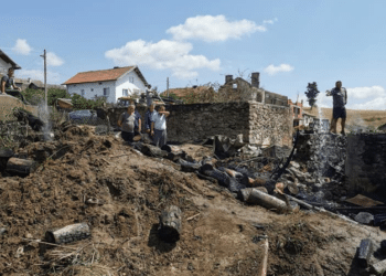 Изгорелите къщи в Кръстава.
