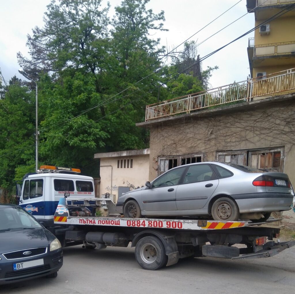 Премахнаха над 60 изоставени коли във Велико Търново, още толкова са на ред 1 Колите се премахват от общинските терени.