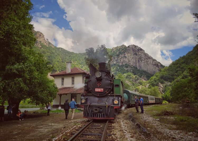Парен локомотив вози по теснолинейката за Съединението