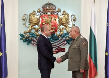 Президентът Радев връчва званието.