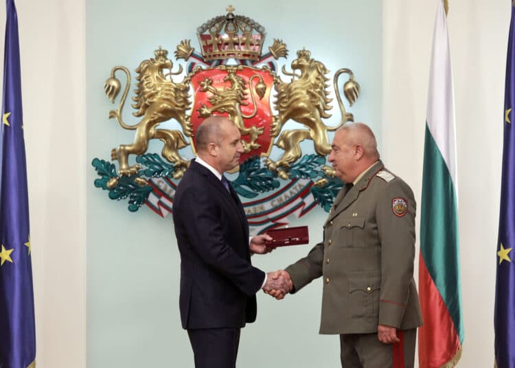 Президентът Радев връчва званието.