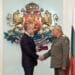 Президентът Радев връчва званието.