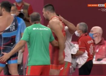 Милов напуска тепиха като победител.