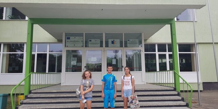 Трима седмокласници от свищовското училище „Цветан Радославов" ще участват в Space Camp Turkey.