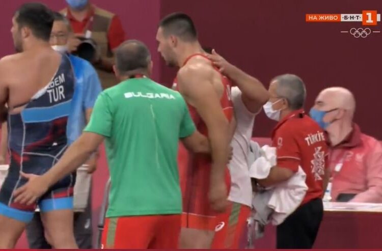 Милов напуска тепиха като победител.
