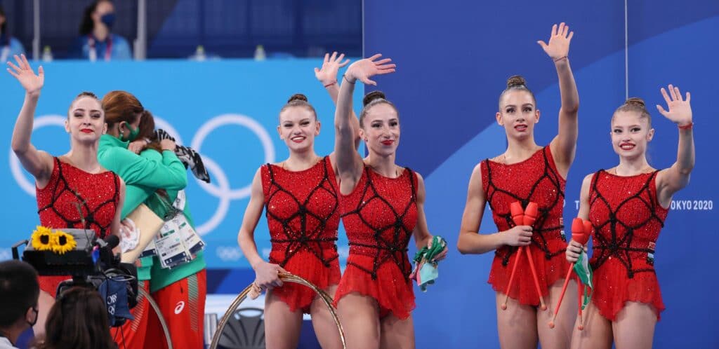 Момичетата ликуват след финала.