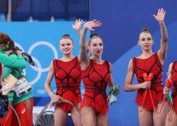 Момичетата ликуват след финала.