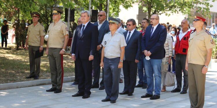 Мълчание и вой на сирени в Деня на спасението (Снимки)