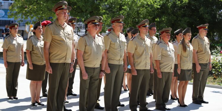 Мълчание и вой на сирени в Деня на спасението (Снимки)