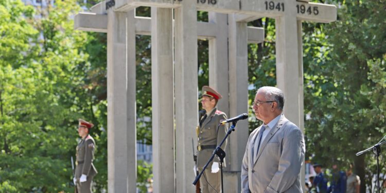 Мълчание и вой на сирени в Деня на спасението (Снимки)