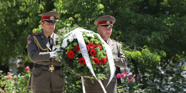 Мълчание и вой на сирени в Деня на спасението (Снимки)