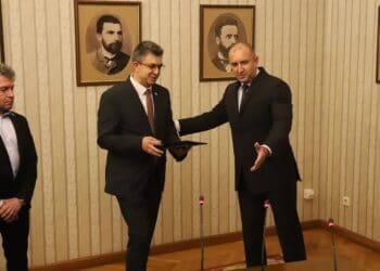 Президентът прие мандата от ИТН, Николов с гаф, отиде си Радосвет Радев