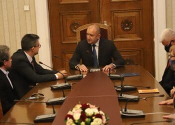 Радев парафира указа, на ход са депутатите