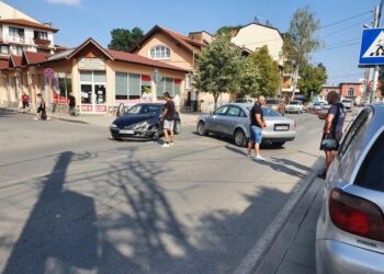 Автомобили се удариха в центъра на Велинград, блокираха ключова улица