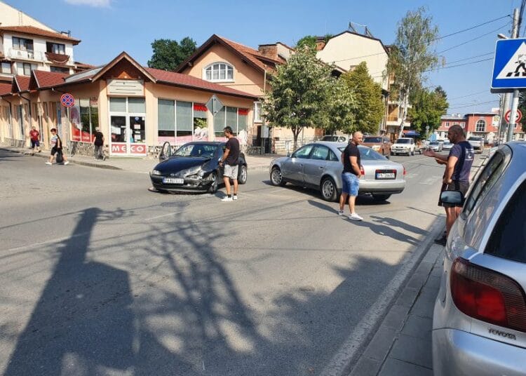 Автомобили се удариха в центъра на Велинград, блокираха ключова улица