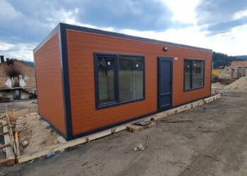 Пристигнаха сглобяемите къщи, които ГЕРБ дари на Кръстава (СНИМКИ)