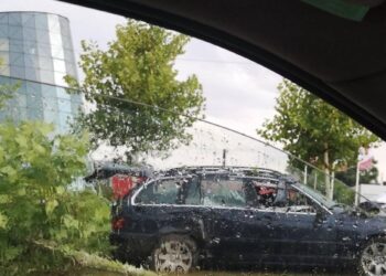 Кола се заби в дървета, движението по “Ботевградско шосе” е блокирано