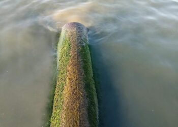 Отпадни води изтичат в морето край Синеморец