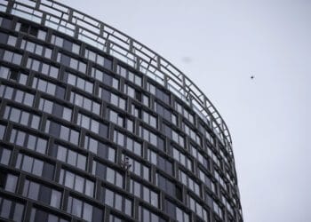 Прегърнете страха: Младеж катери небостъргачи за минути без въжета (Снимки + видео)
