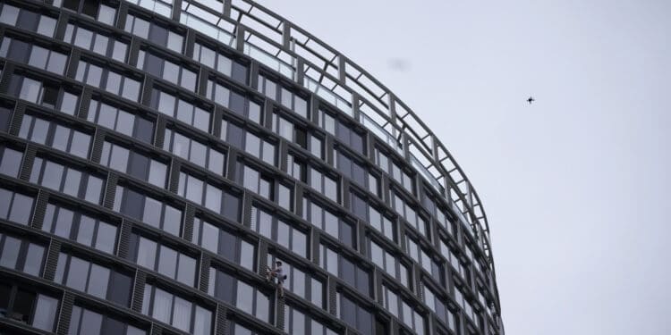 Прегърнете страха: Младеж катери небостъргачи за минути без въжета (Снимки + видео)