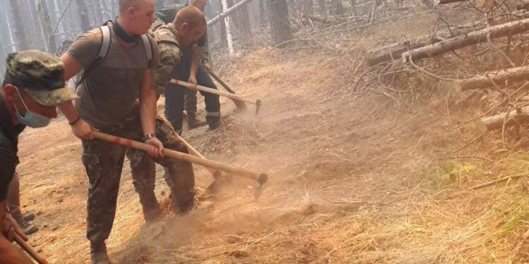 Военни се включиха в овладяването на огъня