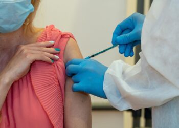 Всеки трети си слага ваксина в мола, 100% ръст на желаещите