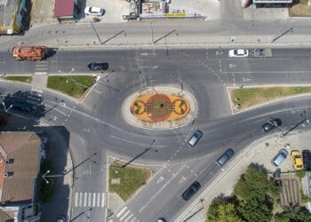 Цветна визия украси кръгово кръстовище в Стара Загора