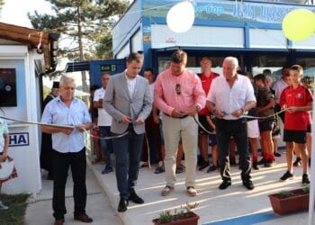Откриха супермодерен стадион в Батин, деца играха първи мач