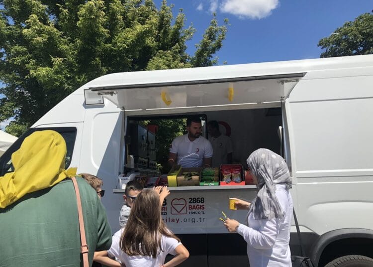 Дават ни ободряващи напитки и закуски на „Калотина“