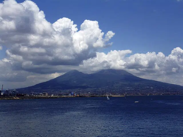 Везувий изгрива: Помпей изчезва под лавата, хиляди загиват 2 vesuvius 5981197 640