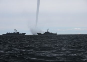 Воден смерч се изви край Варна (СНИМКИ)