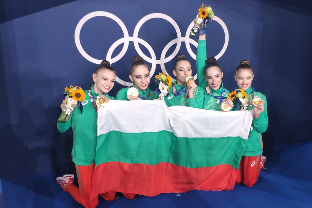 Дянкова (с вдигнатия букет) вече е сгодена.