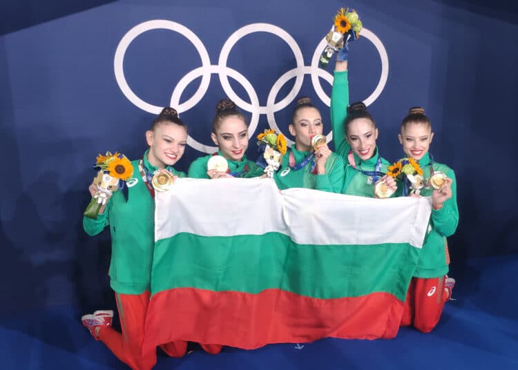 Дянкова (с вдигнатия букет) вече е сгодена.