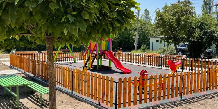Божурище с нова детска площадка при блоковете на “Минстрой”