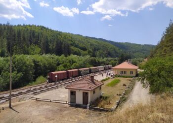 Специален туристически влак ще продължава да пътува по теснолинейката