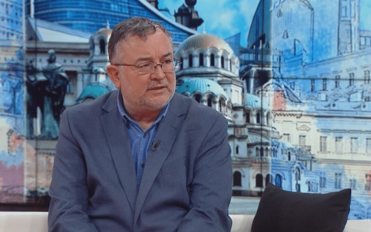 Чавдар Ботев: Трябва да се изчака ваксинацията на всички ученици 1 Експертът смята, че от третата доза ваксина има смисъл.