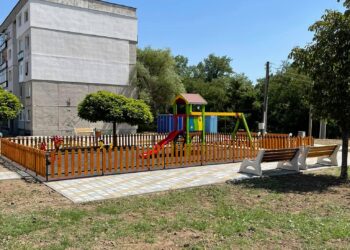 Божурище с нова детска площадка при блоковете на “Минстрой”