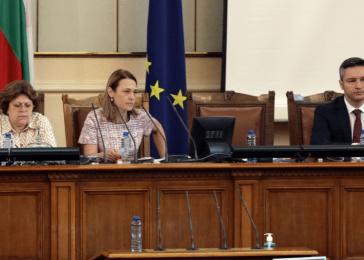 Ива Митева свиква извънредно заседание на парламента