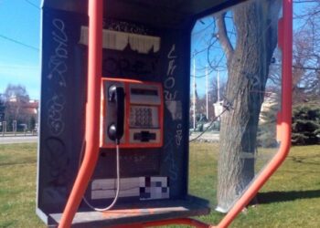 Без улични телефони от догодина, указателите отиват в историята