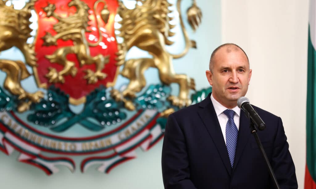 Преди 5 г. Борисов се скри под полата на Цачева, сега - под тогата на ректора 1 румен радев