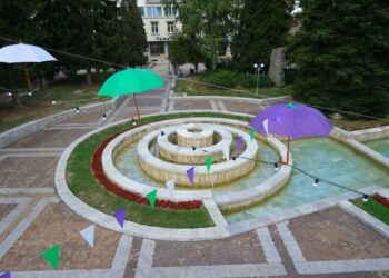 Цветни чадъри радват гостите на Троян (Снимки)